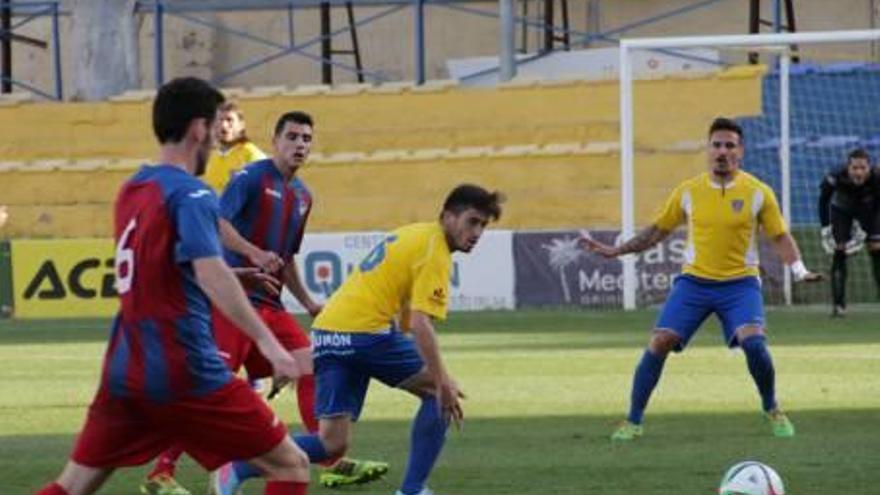 Un instante del último partido del Orihuela en Los Arcos.