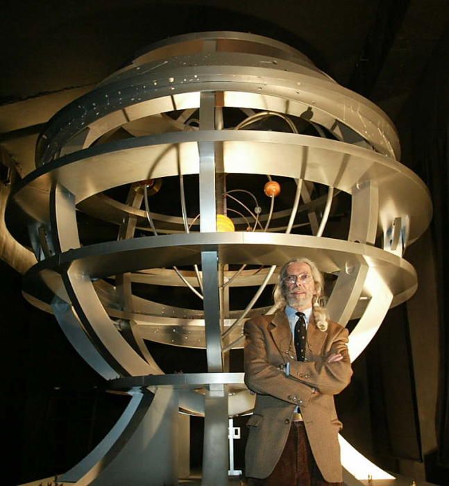 Esfera Armilar. Una gran estatua sin utilidad iba a recrear el universo. Nunca tuvo una ubicación concreta.