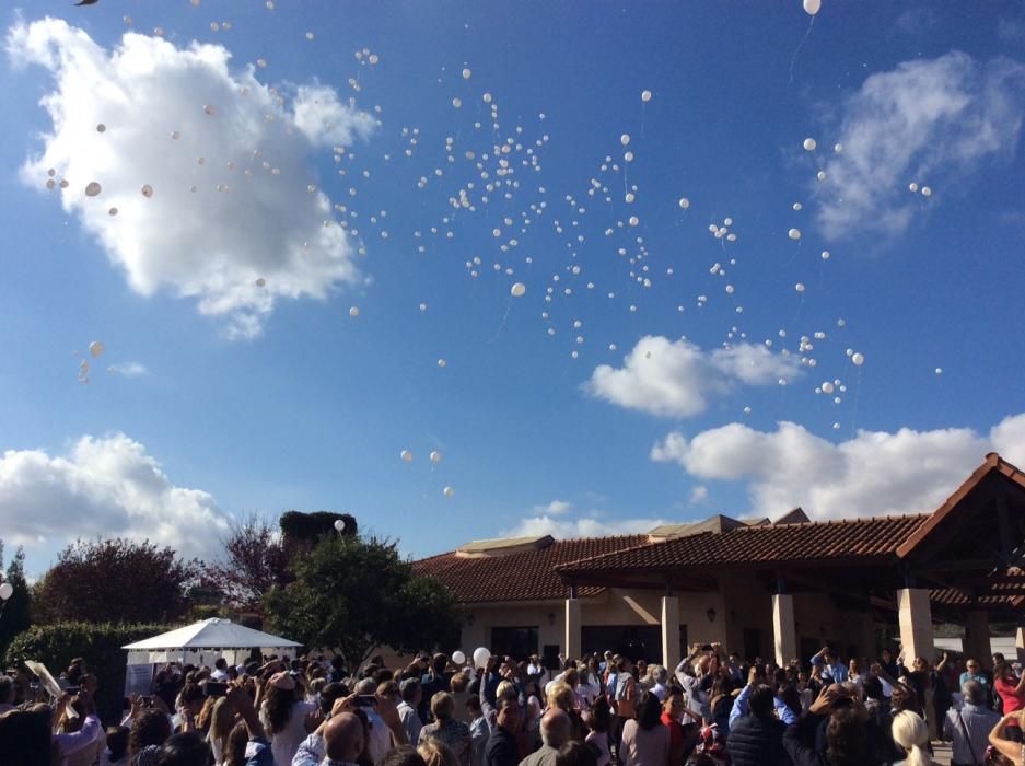 Cientos de globos blancos inundan el cielo valenciano para recordar a los seres queridos