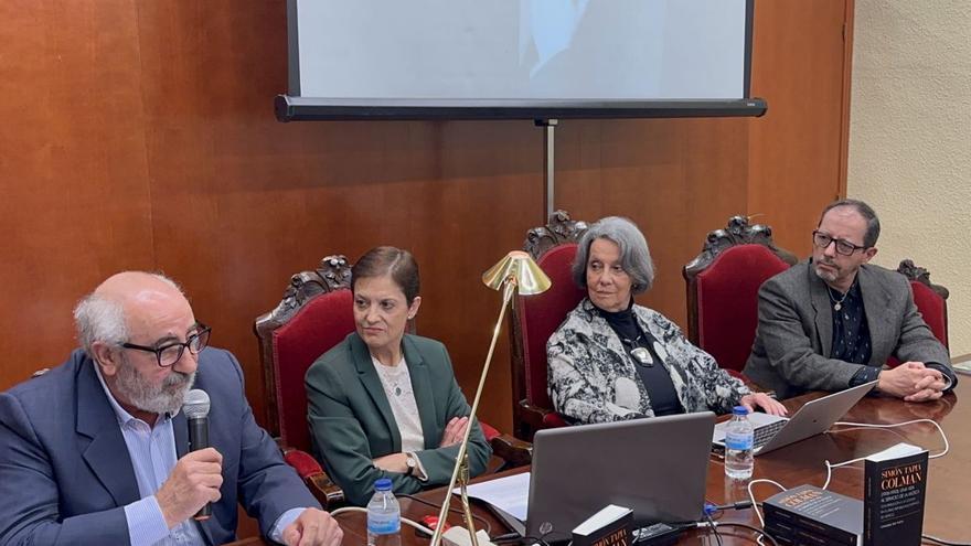 El alcalde Lucio Cucalón, Consuelo Roy, junto a Eva Alcázar y Rafael Tapia, sobrina e hijo de Simón Tapia.  | SERVICIO ESPECIAL