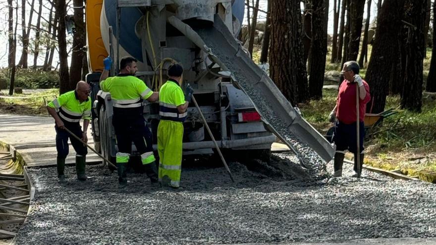 Operarios realizando los trabajos de mejora del firme.