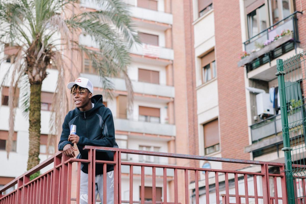 El internacional español del Athletic Club Nico Williams se convierte en embajador de 'Red Bull Rey del Barrio'