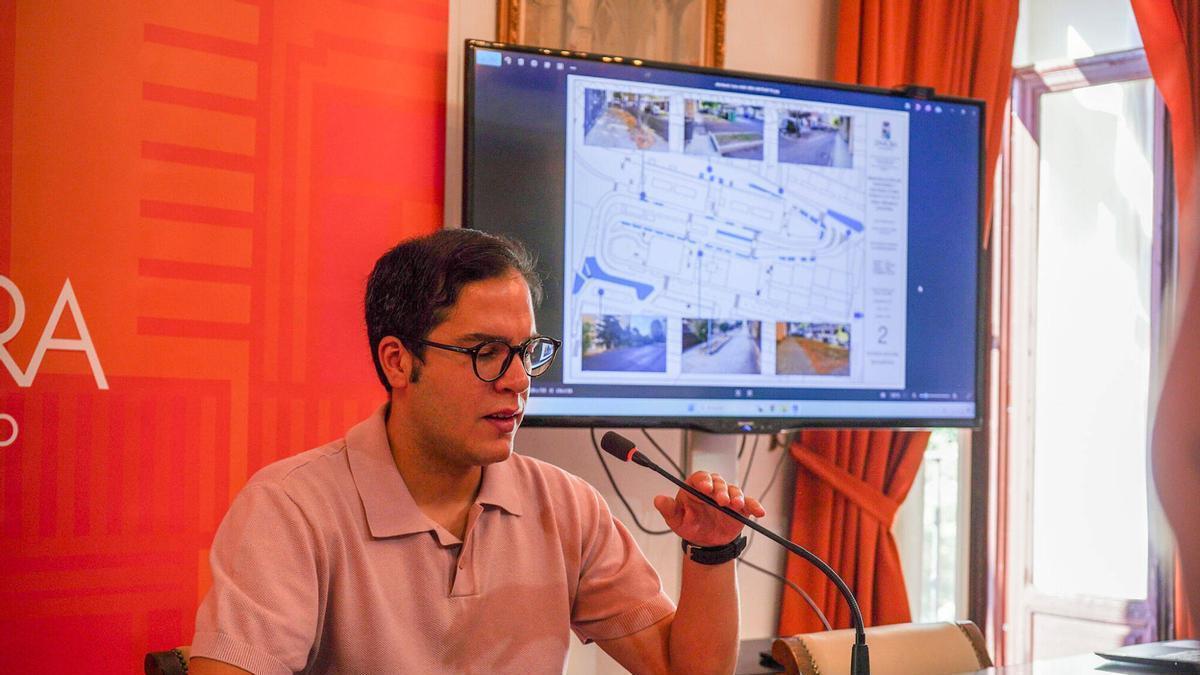Presentación de la renovación de parterres en Peña Trevinca a cargo del concejal Pablo Novo.