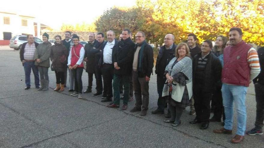 Un grupo de operadores y promotores de la iniciativa, ayer en Villanueva de Campeán.