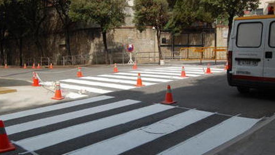 Els nous passos de vianants a la plaça.