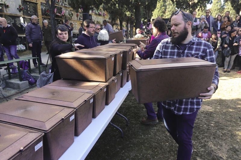 Entrega de los restos de los fusilados por el franquismo a sus familiares, en Paterna