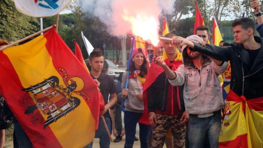 Imatge de manifestants d&#039;ultradreta amb banderes espanyoles inconstitucionals.