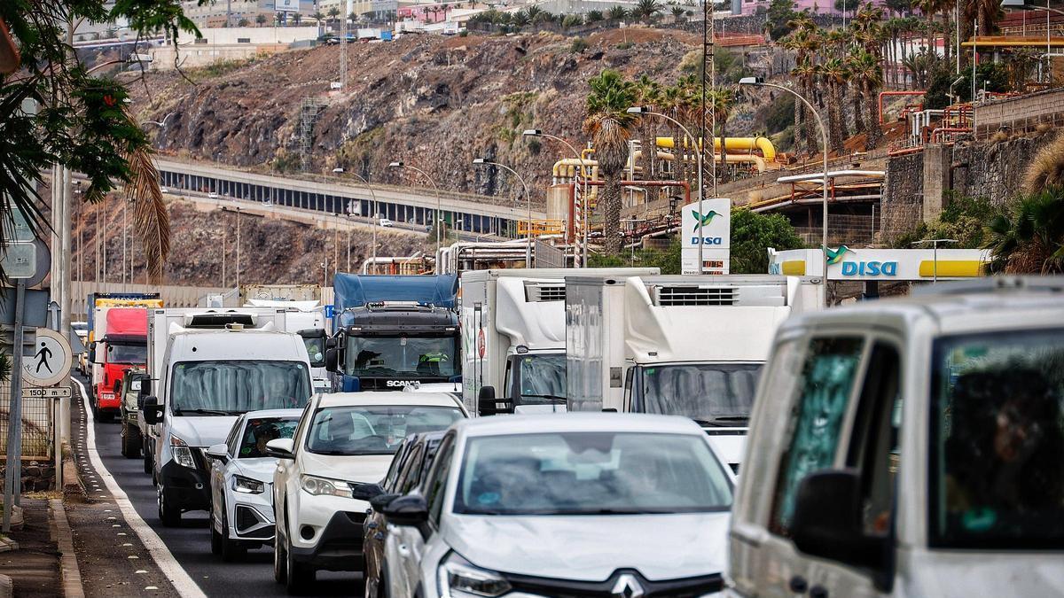 Retenciones en la TF-4 (Vía de Penetración), en el municipio de Santa Cruz de Tenerife.