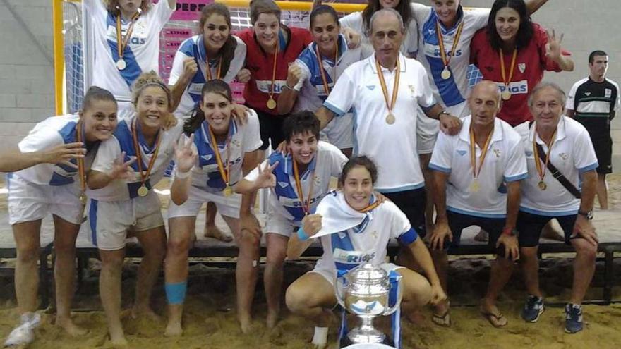 La selección gallega posa con el trofeo. // FDV