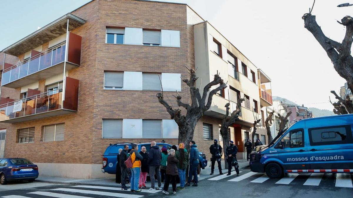 Agents dels Mossos desplegats davant del bloc afectat pel desallotjament de 15 famílies d'un bloc de Sant Vicenç de Castellet