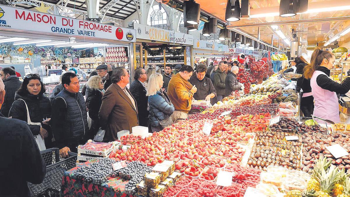 Ciudadanos compran en el Mercado Central de València antes de Navidad.