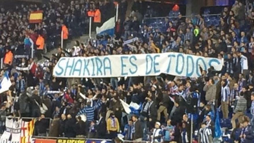 &#039;Shakira es de todos&#039; se puede leer en una de las pancartas