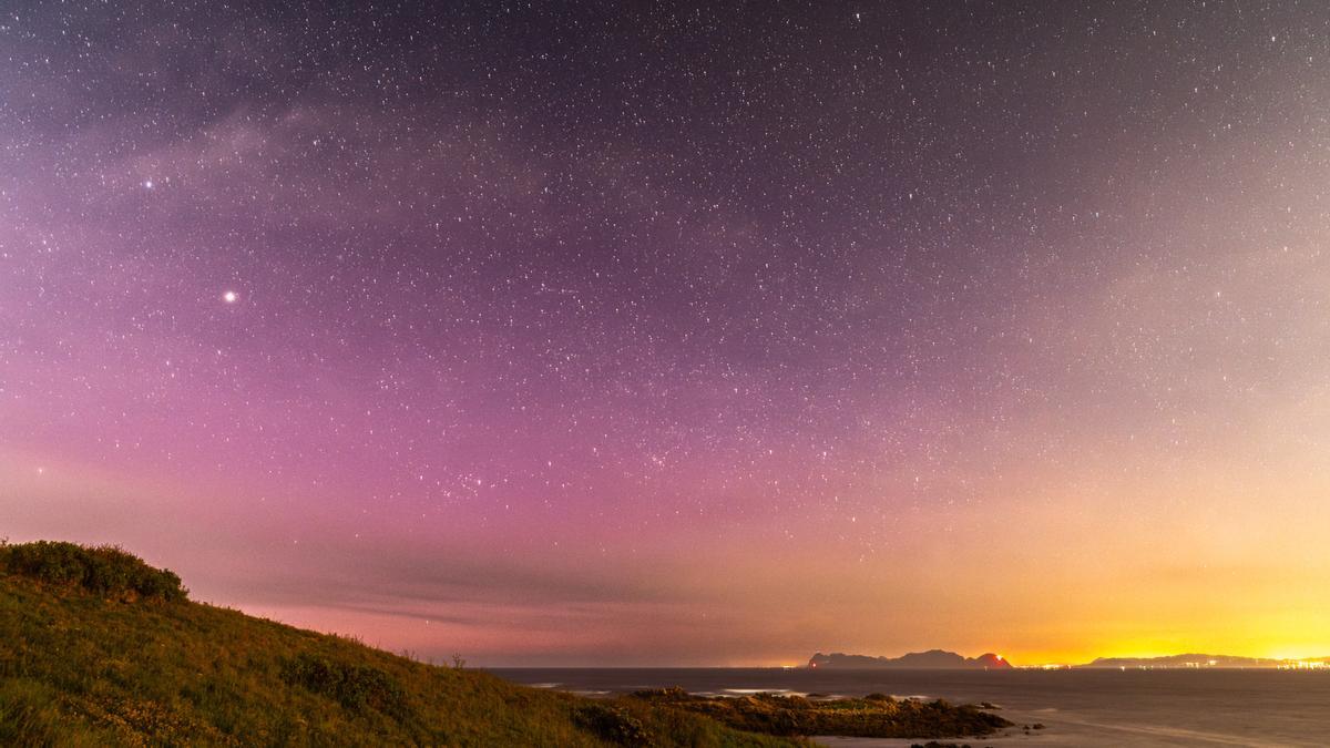 Aurora boreal captada desde Cabo Silleiro, en Baiona.