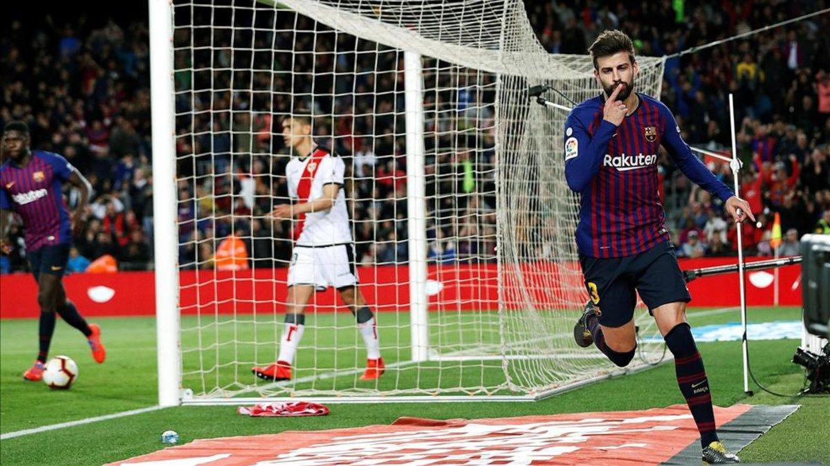 Piqué celebra su gol que abría la lata del Rayo Vallecano