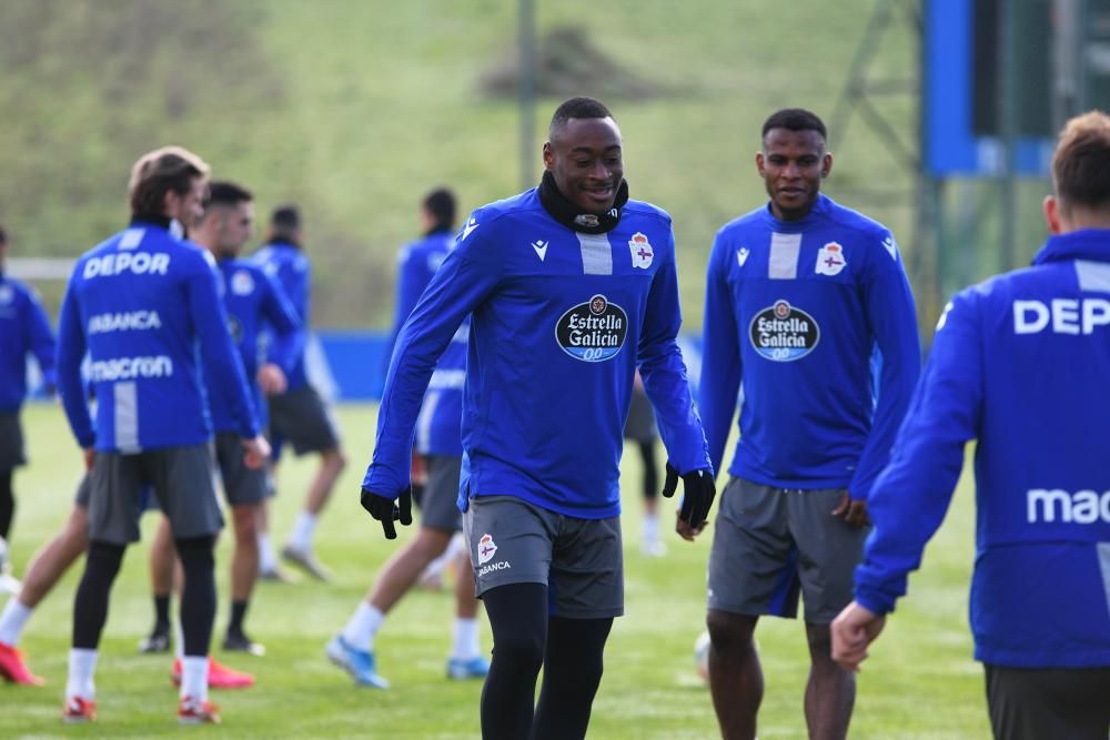 El Deportivo regresa a los entrenamientos tras el descanso con una sesión de larga duración sobre el cesped.