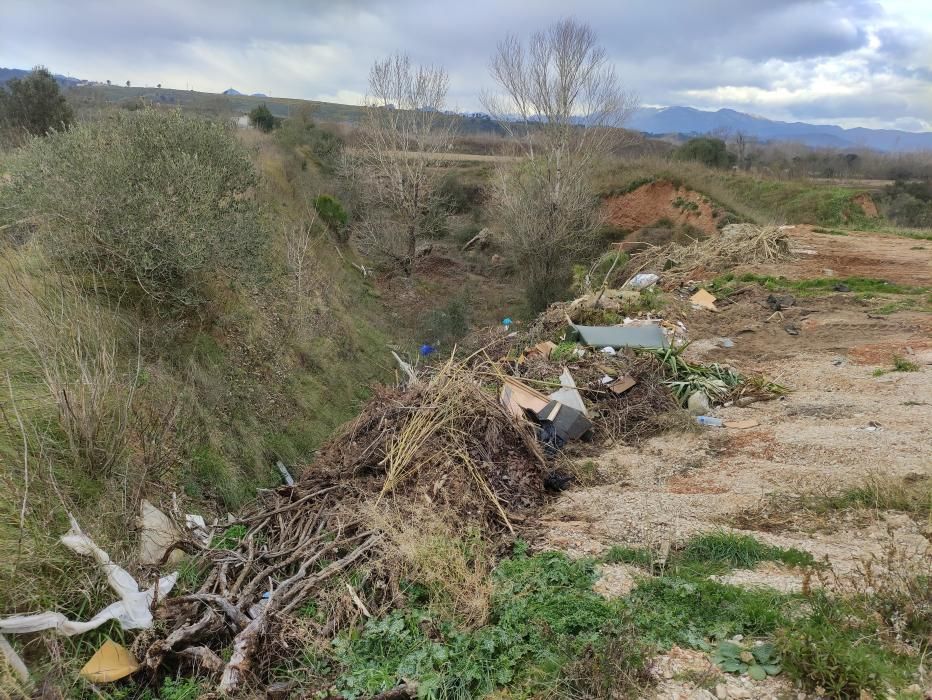 El confinament perimetral redescobreix l'incivisme en els camins