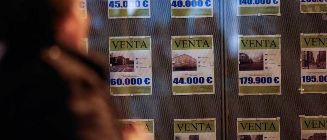 Pisos de segunda mano anunciados en una inmobiliaria de Avilés.