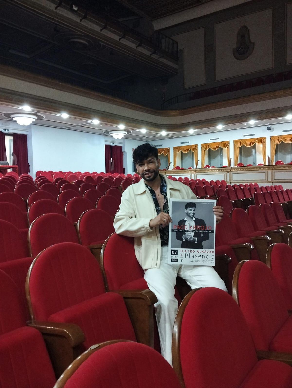 Paco Arrojo, con el cartel de su concierto, en el Alkázar de Plasencia.