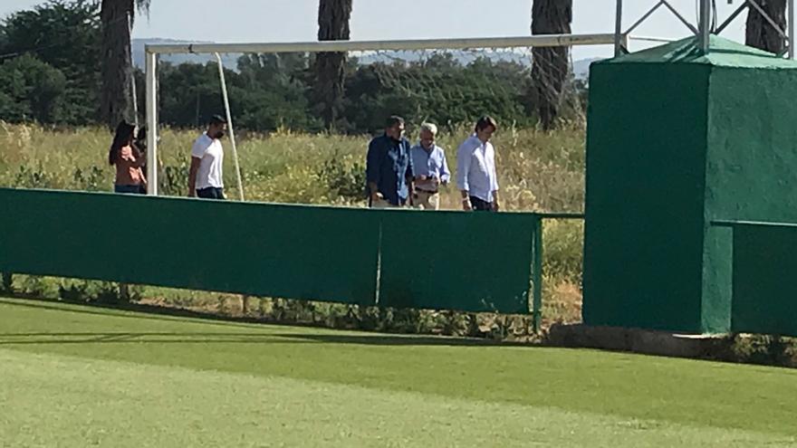 Miguel Valenzuela se marcha con los dirigentes del Córdoba CF de la Ciudad Deportiva