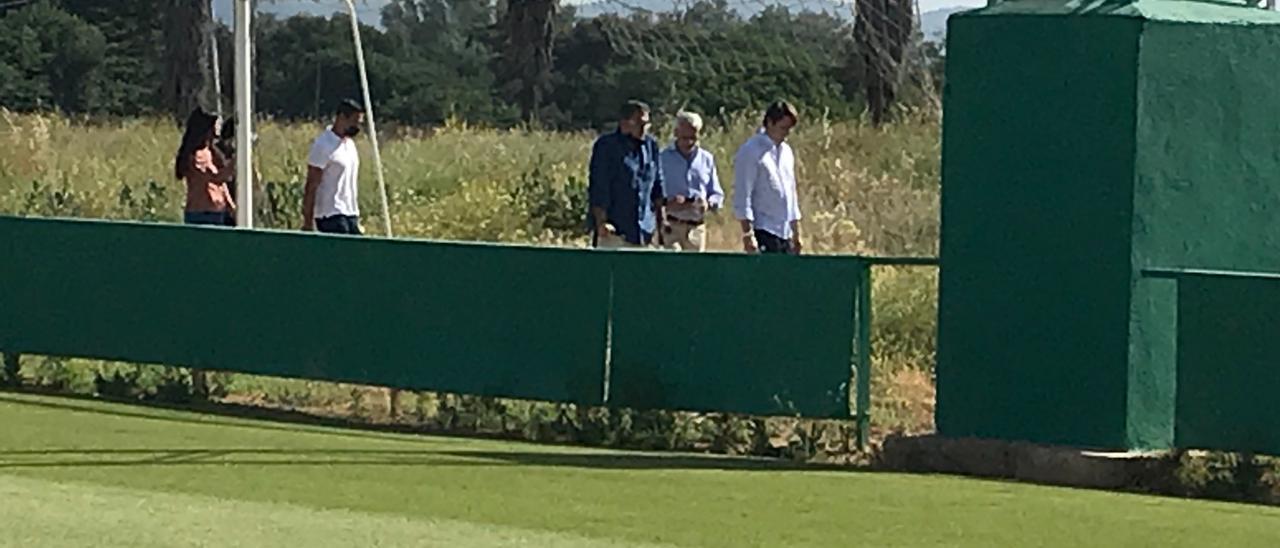 Miguel Valenzuela se marcha con los dirigentes del Córdoba CF de la Ciudad Deportiva