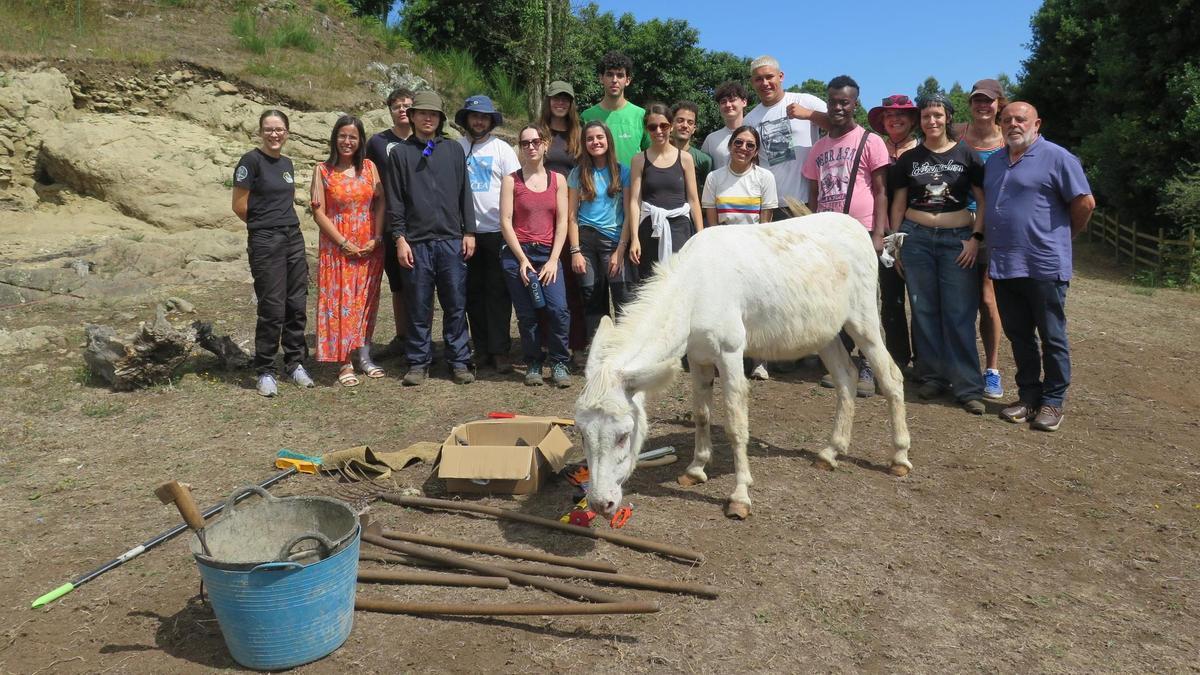 Participantes no campo de voluntarido internacional da Laracha.