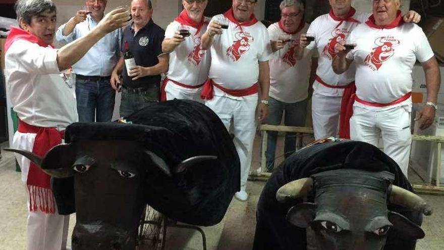 Varios participantes en los sanfermines piloñeses con los toros.