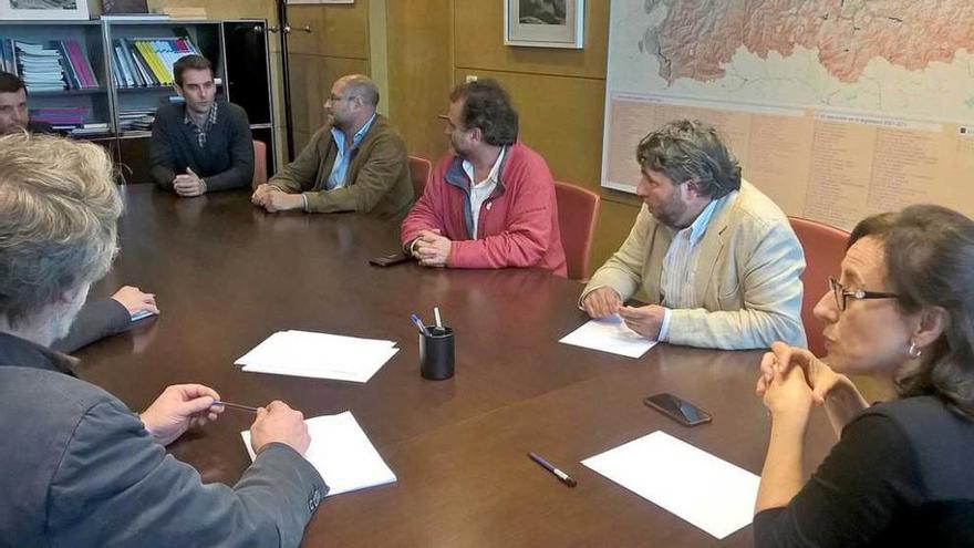 Belén Fernández, a la derecha, durante la reunión con los operadores de agua.