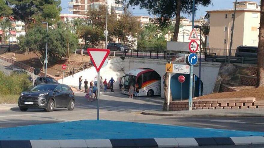 Un autobús, atrapado bajo el túnel de la avenida Murtal de Benidorm