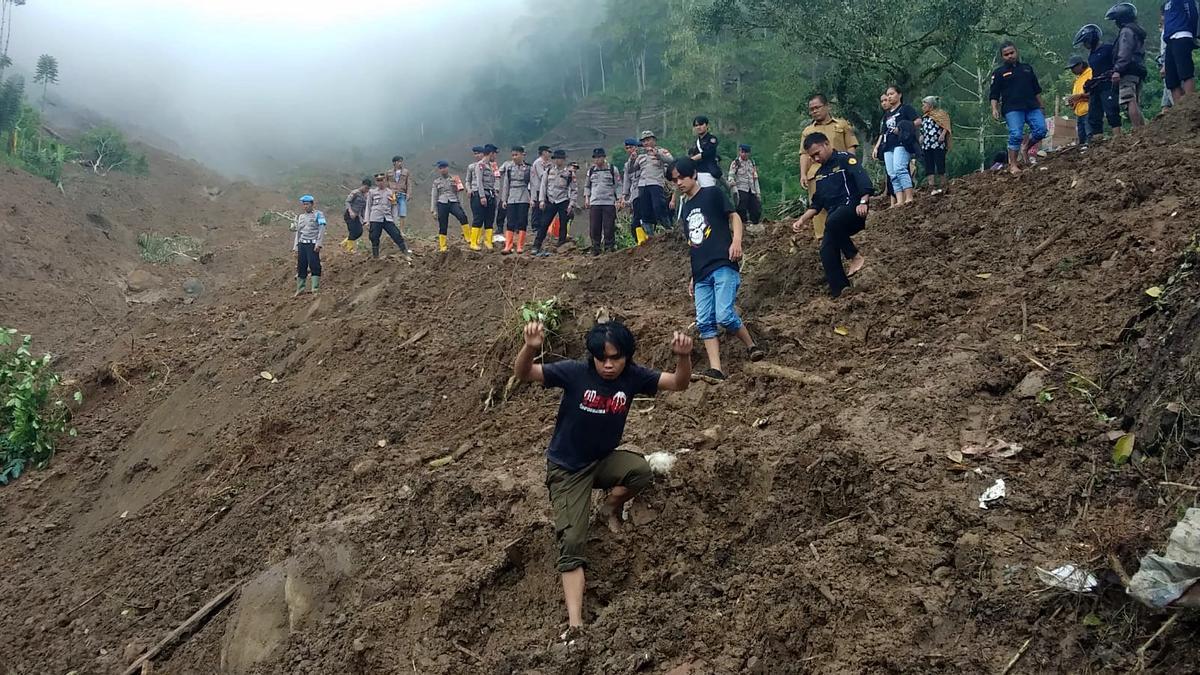 Mueren 19 personas por desprendimientos de tierra en Indonesia