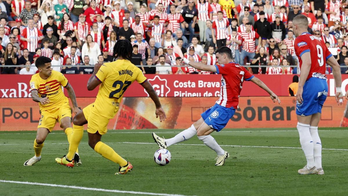 Miguel dispara con la derecha el 3-2 del Girona sobre el Barça en Montilivi ante Cancelo y Koundé, que acabó desviando el balón