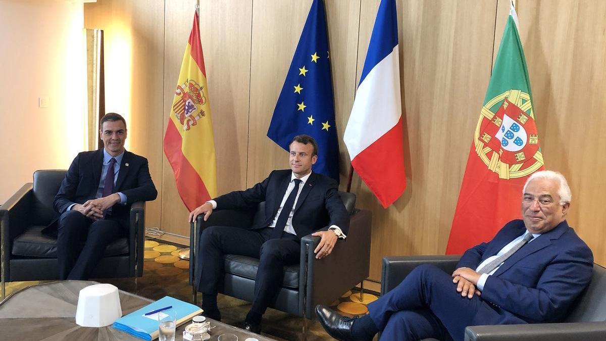 Pedro Sánchez, Emmanuel Macron y António Costa, en Bruselas, antes de una reunión.