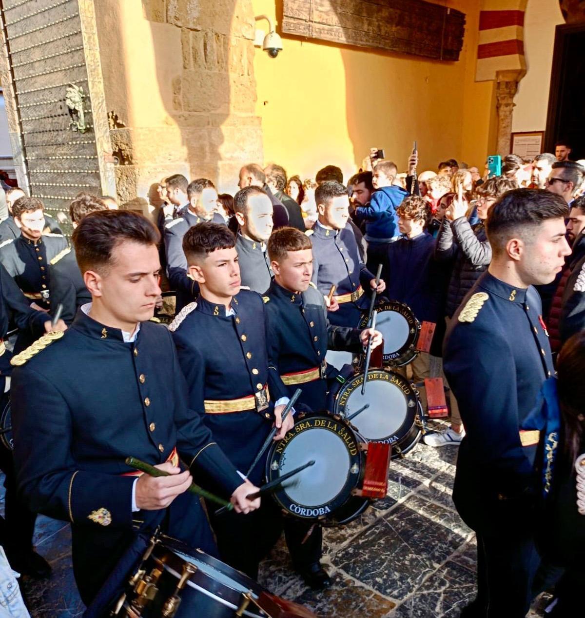 Banda de cornetas y tambores de La Salud, a su entrada al Patio de las Naranjos.