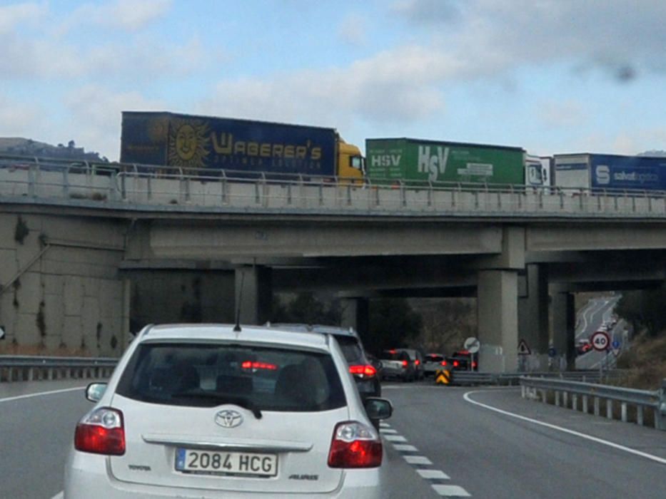 Cues a la Jonquera de vehicles que es dirigeixen a Brussel·les