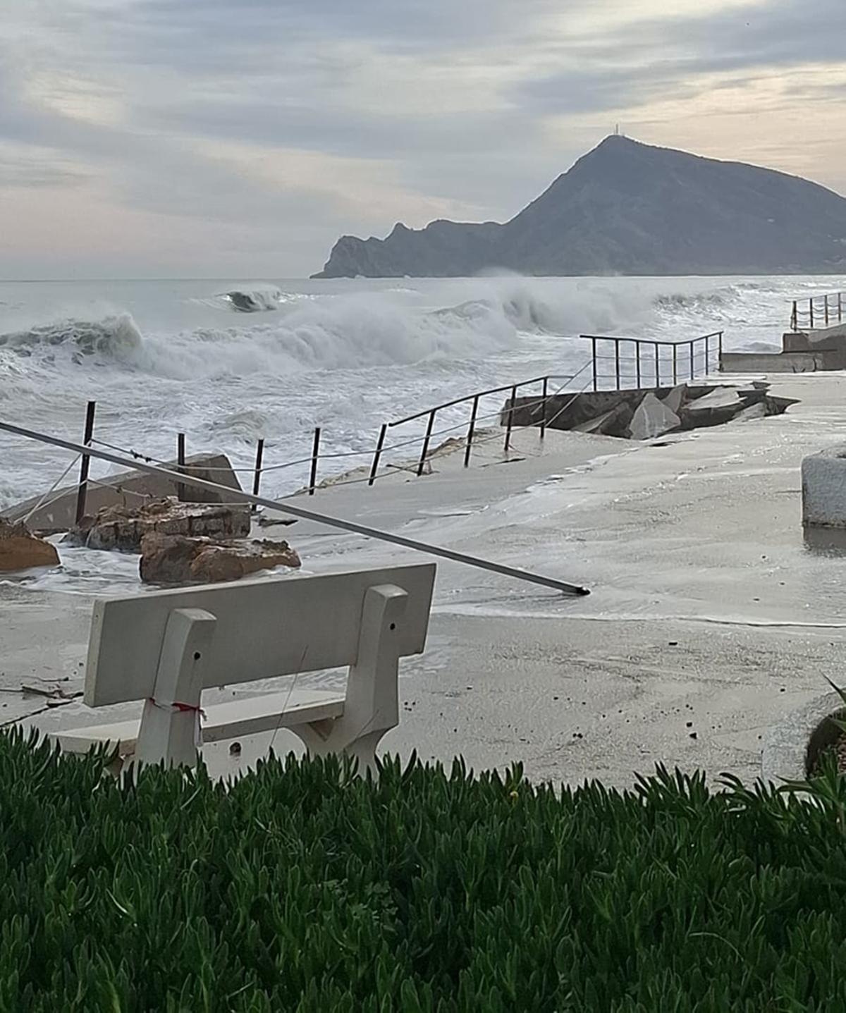 Daños enla playa del Cap Negret
