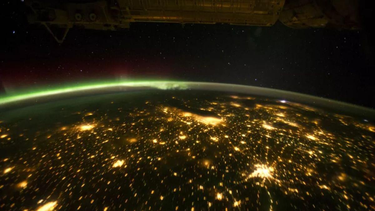 Vista de varias ciudades en Estados Unidos sobre la noche, desde la perspectiva de un astronauta en la Estación Espacial Internacional en 2011. La luz emitida por las ciudades en los exoplanetas es una posible e intrigante firma tecnológica de vida extraterrestre inteligente, sugieren dos nuevos estudios.