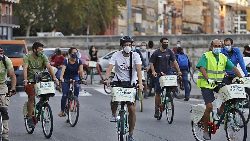 Participants en l&#039;acció a la plaça Catalunya de Girona.