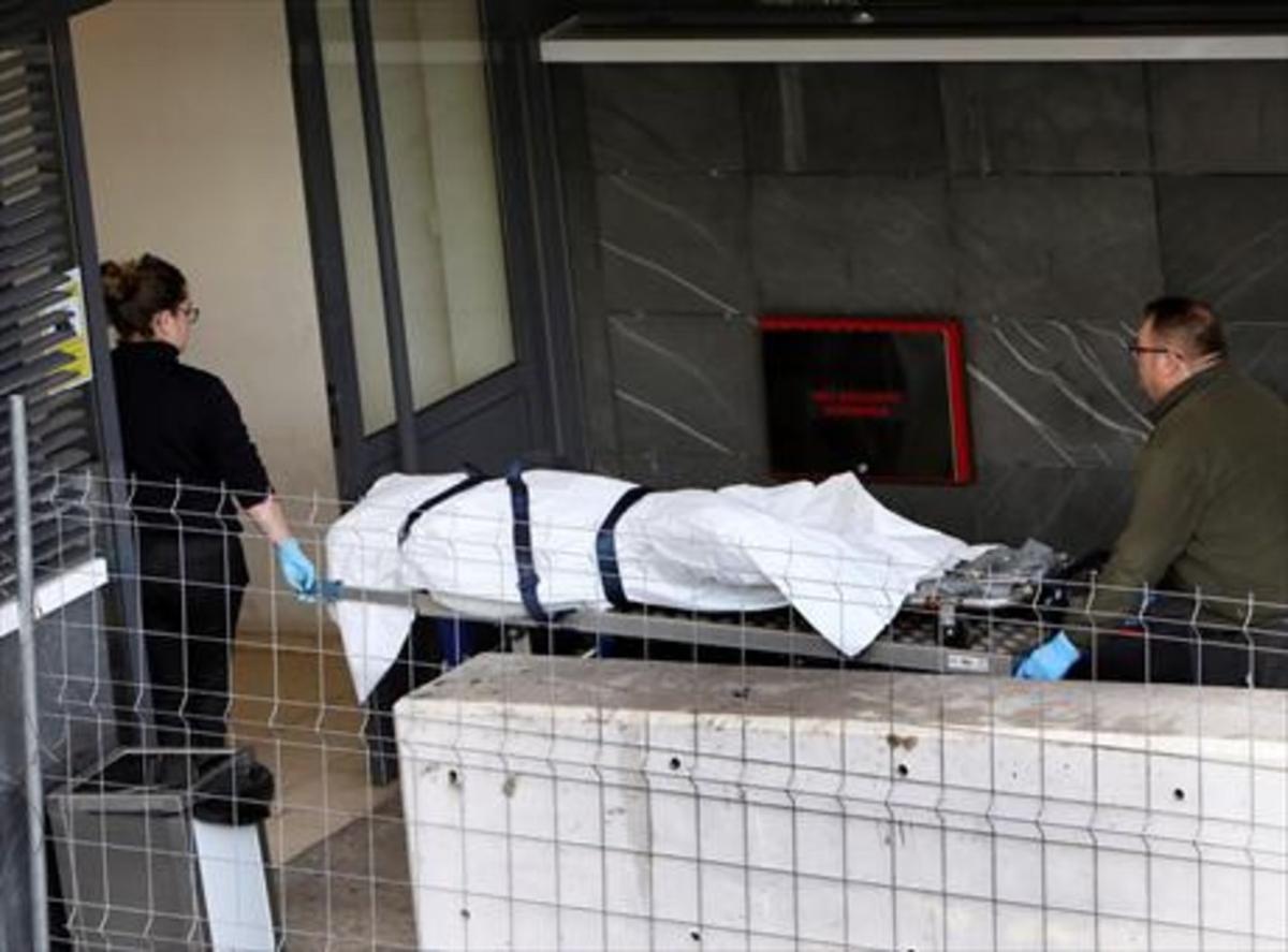 Santiago de Compostela 8Empleados de la funeraria de la policlínica Conxo trasladan, ayer, los restos de Diana Quer. Santiago de Compostela 8Empleados de la funeraria de la policlínica Conxo trasladan, ayer, los restos de Diana Quer.