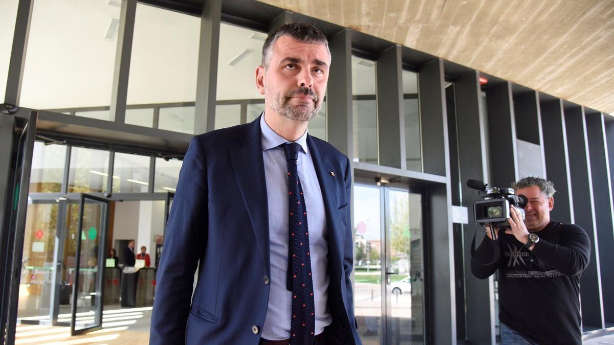 Santi Vila saliendo de declarar de los Juzgados de Huesca.