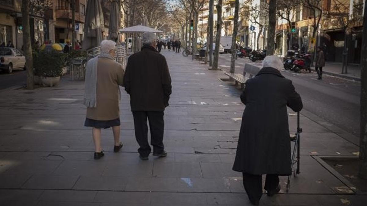 Varios jubilados pasean por la Rambla.