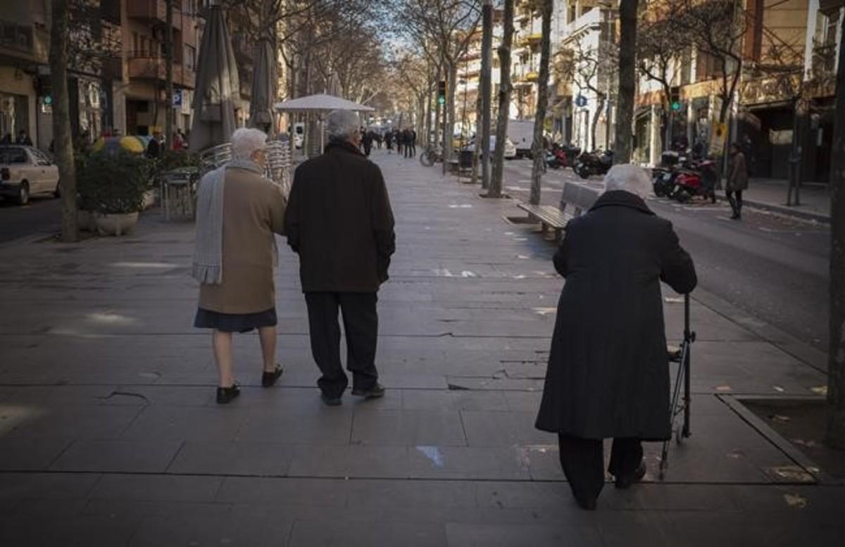 Un grupo de jubilados pasea por la Rambla de Barcelona.
