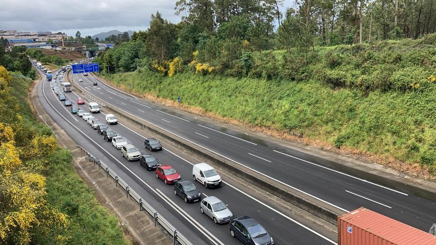 Vacunación y accidentes colapsan los accesos a Vigo