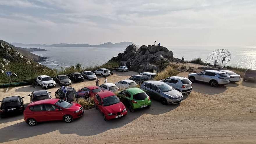 Coches aparcados junto a la &quot;Caracola&quot; de Donón, en el litoral de O Hío . // Santos Álvarez