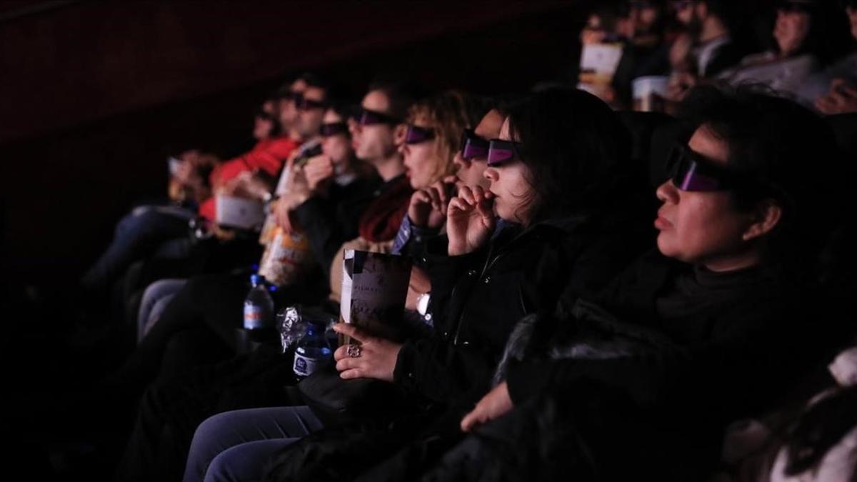 Espectadores en los cines Filmax Gran Vía, en Barcelona, en una imagen del 2019