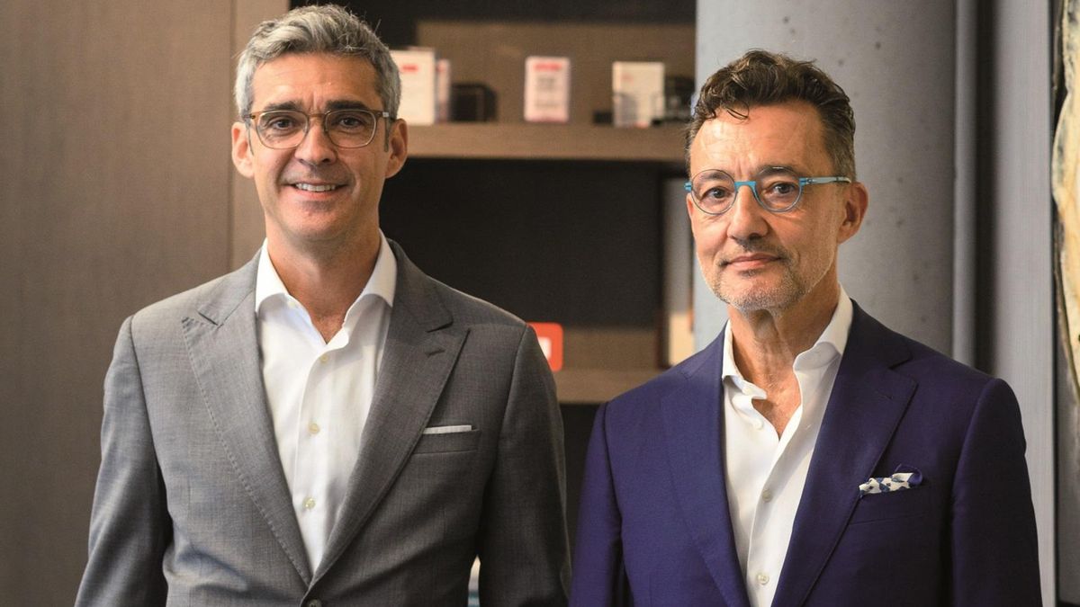 El presidente de Pikolin, Álvaro Soláns (izquierda), y el CEO, José Antonio González, en la sede del grupo en Zaragoza.
