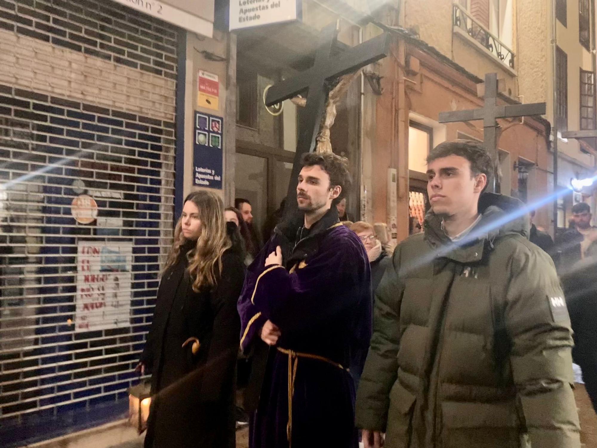 En imágenes: Así fue la esperada salida del Nazareno por las calles de Luarca