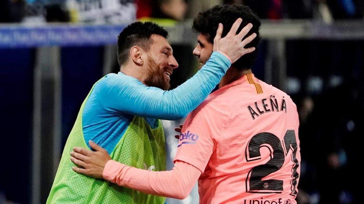Messi felicita a Aleñá tras marcar el 0-1 del Barça sobre el Alavés.