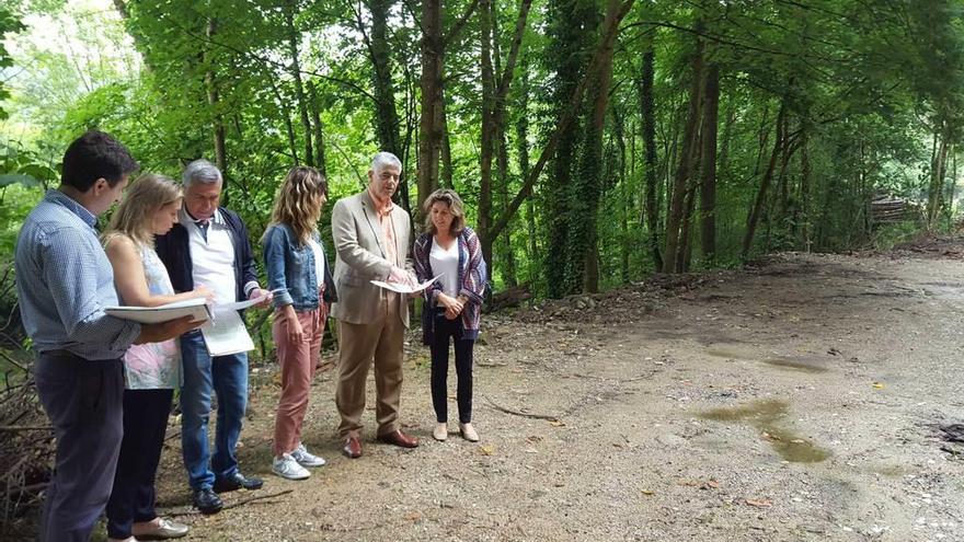 Responsables de la empresa Sardalla, del Ayuntamiento de Sobrescobio y de Cogersa, ayer, en la zona donde se va a hacer el punto limpio de Rioseco.