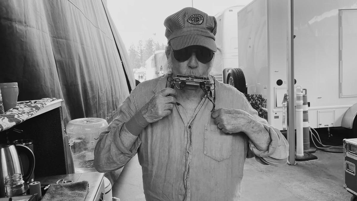 Neil Young, en una imagen del documental 'Coastal'
