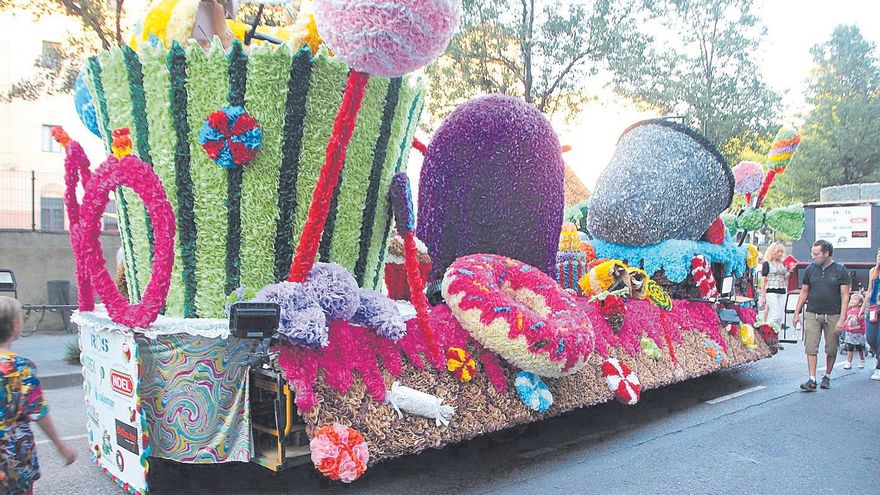 Olot s’engalana amb flors de paper per les Festes del Tura