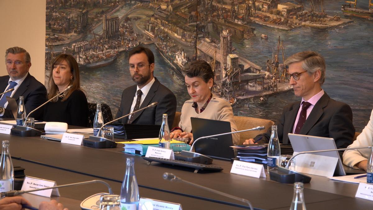 Mar Chao, en el centro, durante la reunión del consejo de Valenciaport en el edificio del Reloj.